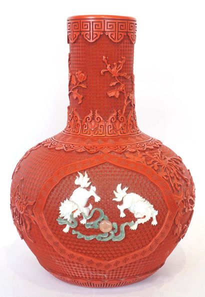 VASE EN CINABRE, XXe

Vase pansu à long col...