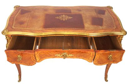 BUREAU STYLE LOUIS XV

Bureau de dame de...