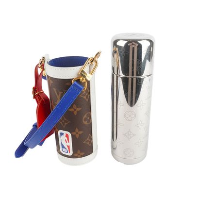 LOUIS VUITTON x NBA
Porte flasque Louis Vuitton...
