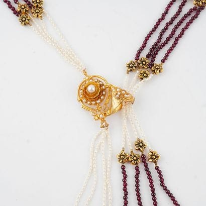 PERLES, GRENATS / PEARLS, GARNETS
Collier...