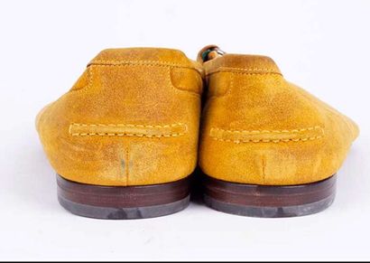 GUCCI
Paire de mocassins en suède de couleur...