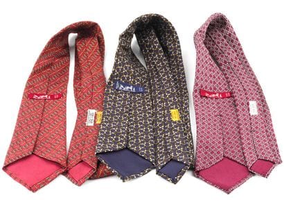 HERMÈS
Lot de trois cravates Hermès, soie...