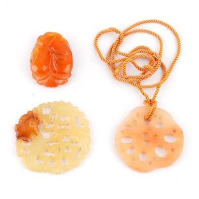 PENDENTIF
Lot comprenant un pendentif en...