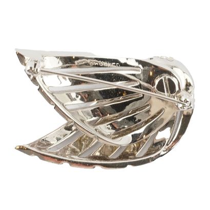 BOUCHER
Broche en métal argenté sertie de...