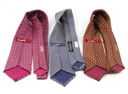 HERMÈS
Lot de trois cravates Hermès, soie...