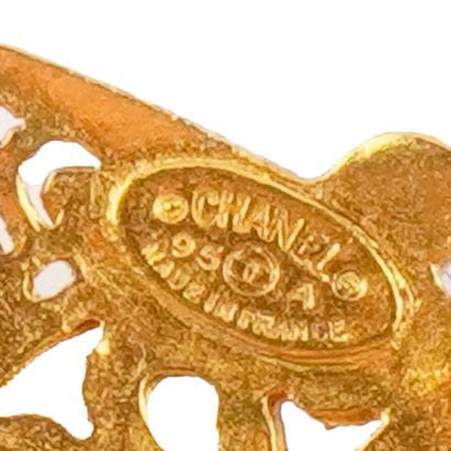 CHANEL
Broche Chanel en métal doré, édition...