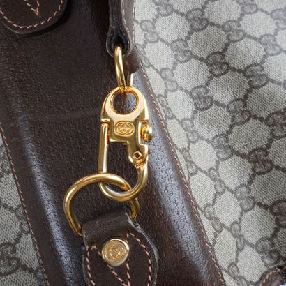 GUCCI
Porte-vetêments Gucci en toile monogrammé...