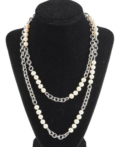 PERLES / PEARLS
Collier composé de 40 perles...