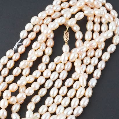PERLES, OR 14K
Long collier composé de perles...