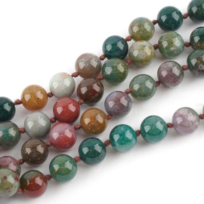 JASPE/ ONYX
Lot comprenant 2 colliers composé...