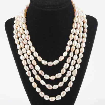 PERLES / PEARLS
Collier composé de perles...