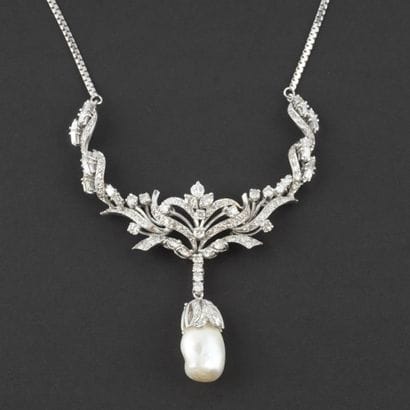 OR 10K, DIAMANTS, PERLE DE MEDU SUD
Collier...