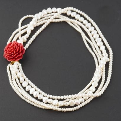 PERLES
Collier composé de 5 rangs de perles...