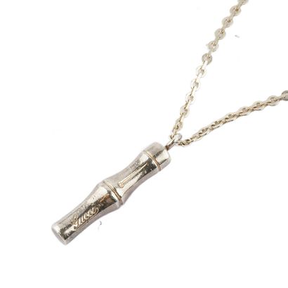 GUCCI
Chaîne à maille forçat et pendentif...