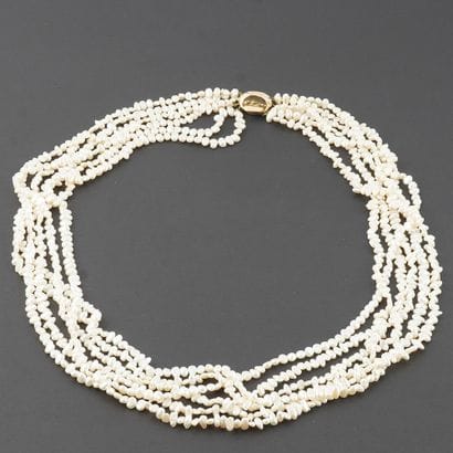 PERLES / PEARLS
Collier composé de perles...