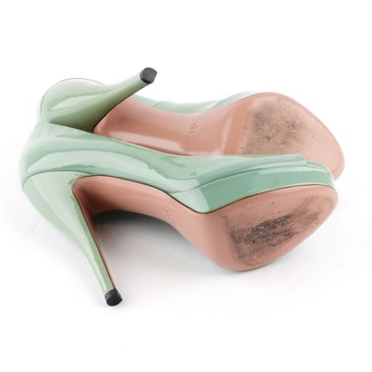 GUCCI
Chaussure Gucci en cuir verni vert...
