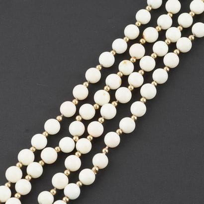 OR 10K, COQUILLAGE
Collier composé de billes...