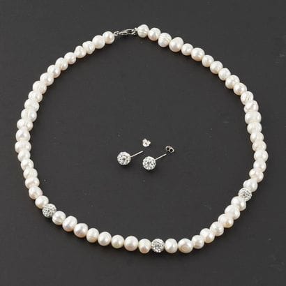 PERLES
Collier composé de perles d'eau douce...