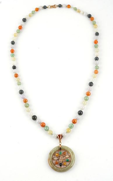 JADE JADÉITE
Collier coposé de 73 perles...
