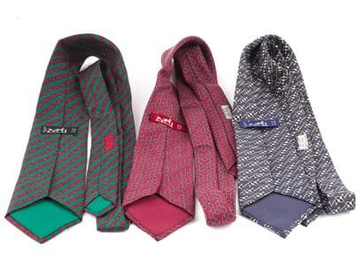 HERMÈS
Lot de trois cravates Hermès, soie...