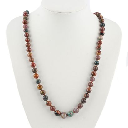 JASPE/ ONYX
Lot comprenant 2 colliers composé...