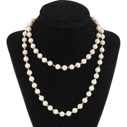 OR 10K, COQUILLAGE
Collier composé de billes...
