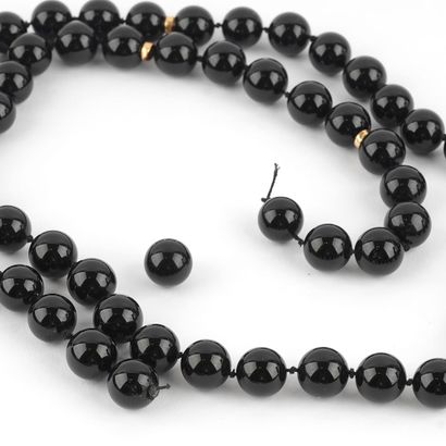 JASPE/ ONYX
Lot comprenant 2 colliers composé...