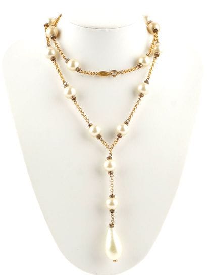 CHANEL
Collier Chanel en métal doré orné...