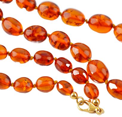 COLLIER
Lot de trois colliers en ambre, agate...