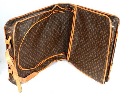LOUIS VUITTON
Sac de voyage Louis Vuitton...