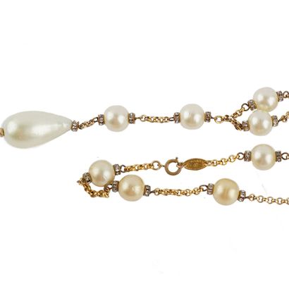 CHANEL
Collier Chanel en métal doré orné...