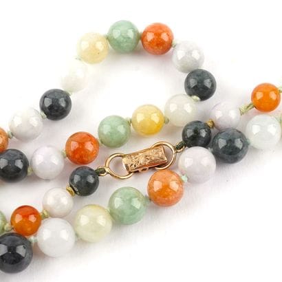 JADE JADÉITE
Collier coposé de 73 perles...