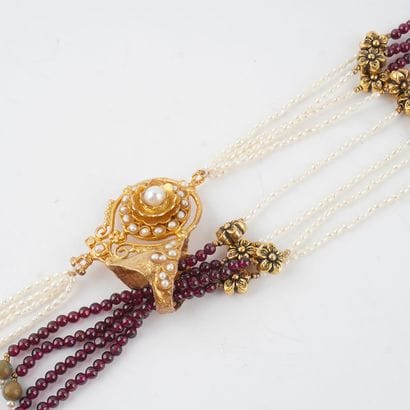 PERLES, GRENATS / PEARLS, GARNETS
Collier...