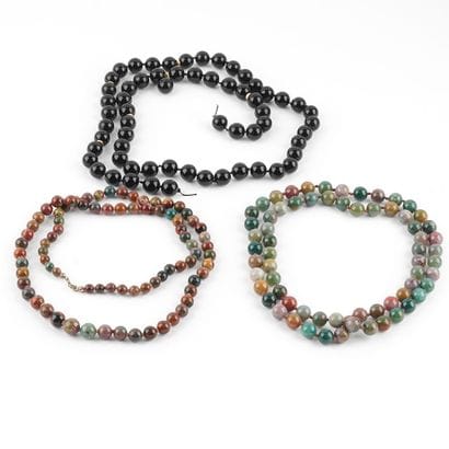 JASPE/ ONYX
Lot comprenant 2 colliers composé...
