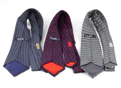 HERMÈS
Lot de trois cravates Hermès, soie...