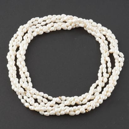 PERLES
Collier composé de 3 rangs de perles...