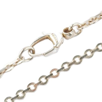 GUCCI
Chaîne à maille forçat et pendentif...