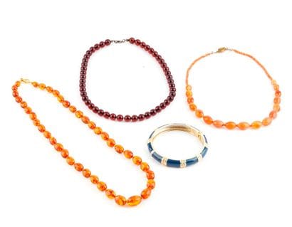 COLLIER
Lot de trois colliers en ambre, agate...