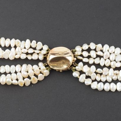PERLES / PEARLS
Collier composé de perles...