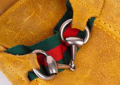 GUCCI
Paire de mocassins en suède de couleur...