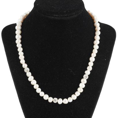 PERLES
Collier composé de perles d'eau douce...