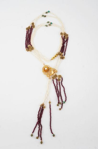 PERLES, GRENATS / PEARLS, GARNETS
Collier...