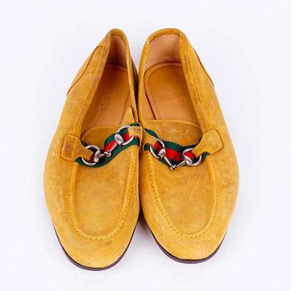 GUCCI
Paire de mocassins en suède de couleur...