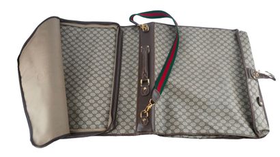 GUCCI
Porte-vetêments Gucci en toile monogrammé...