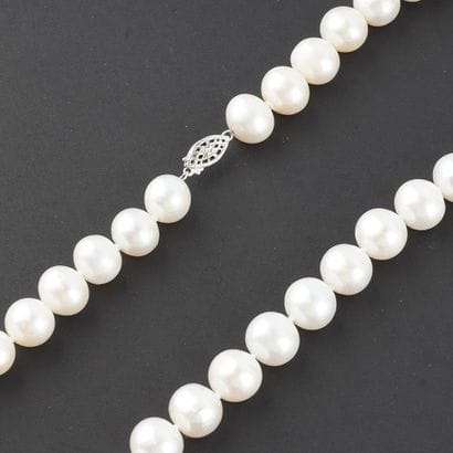 PERLES
Collier composé de perles semi-rondes...