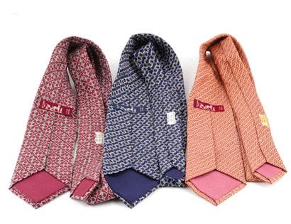 HERMÈS
Lot de trois cravates Hermès, soie...