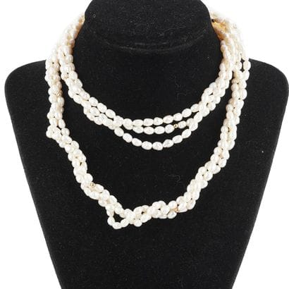 PERLES
Collier composé de 3 rangs de perles...
