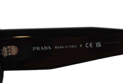 PRADA
Lunette de soleil Prada SPR 06Y
Boîte...