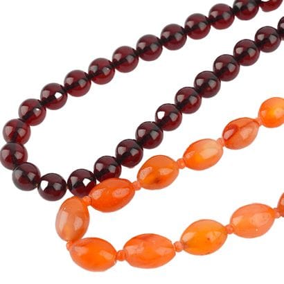 COLLIER
Lot de trois colliers en ambre, agate...