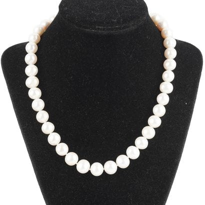 PERLES
Collier composé de perles semi-rondes...